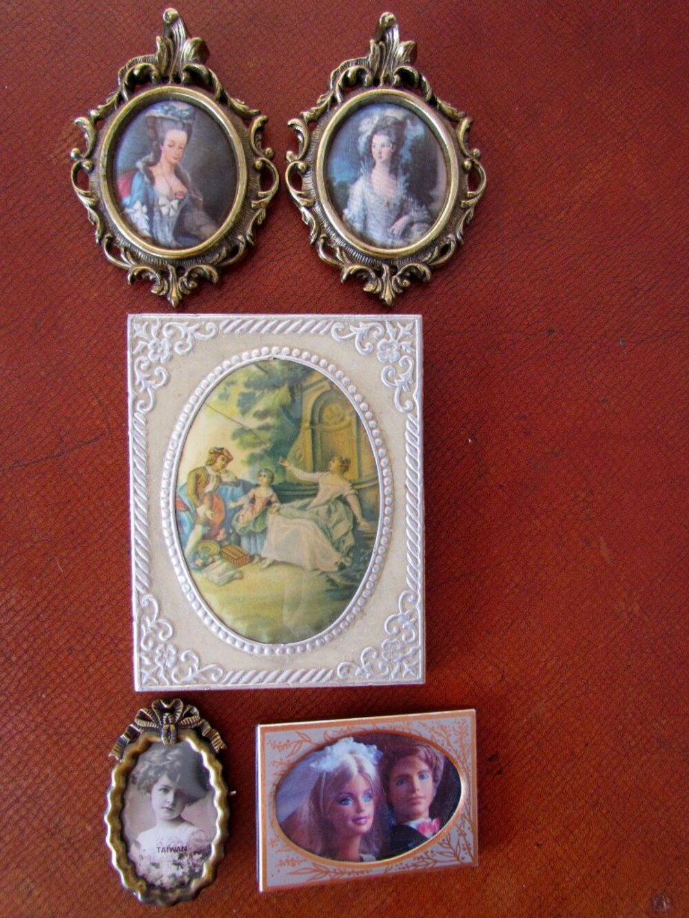 BARBIE HOUSE ART PICTURES in FANCY FRAMES for ELEGANT BARBIE LIVING ROOM